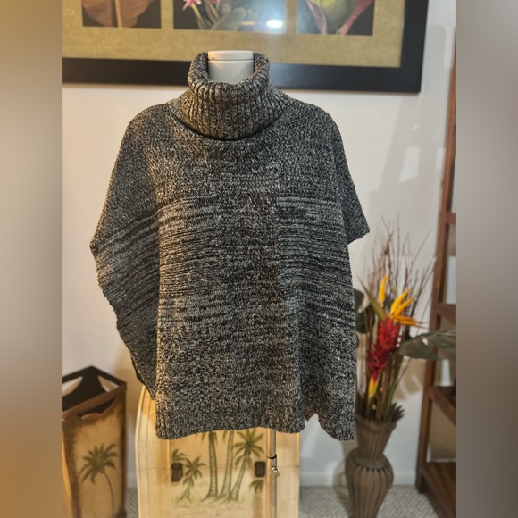 Steve Madden Jackets & Blazers - Steve Madden NWT Women's Sweater Pancho Cape O/S Black Gray Turtleneck